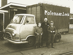 Ome Klaas Molenaar, met rechts zijn zoon Kees